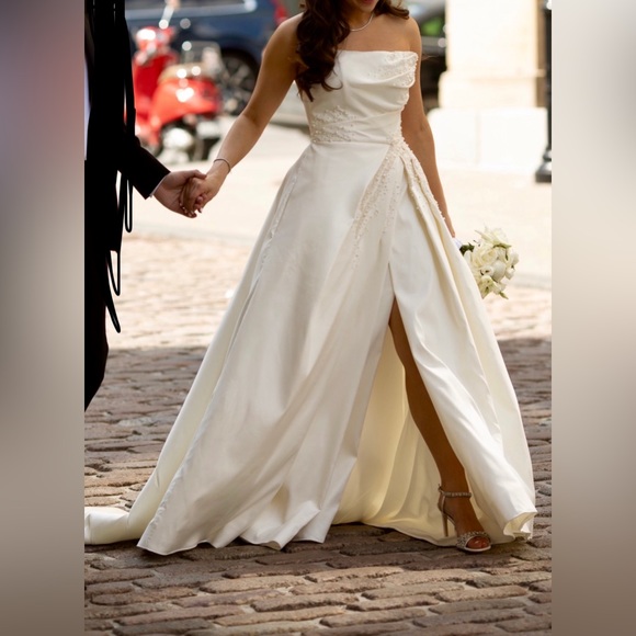 Wedding dress with pearls - Picture 3 of 5